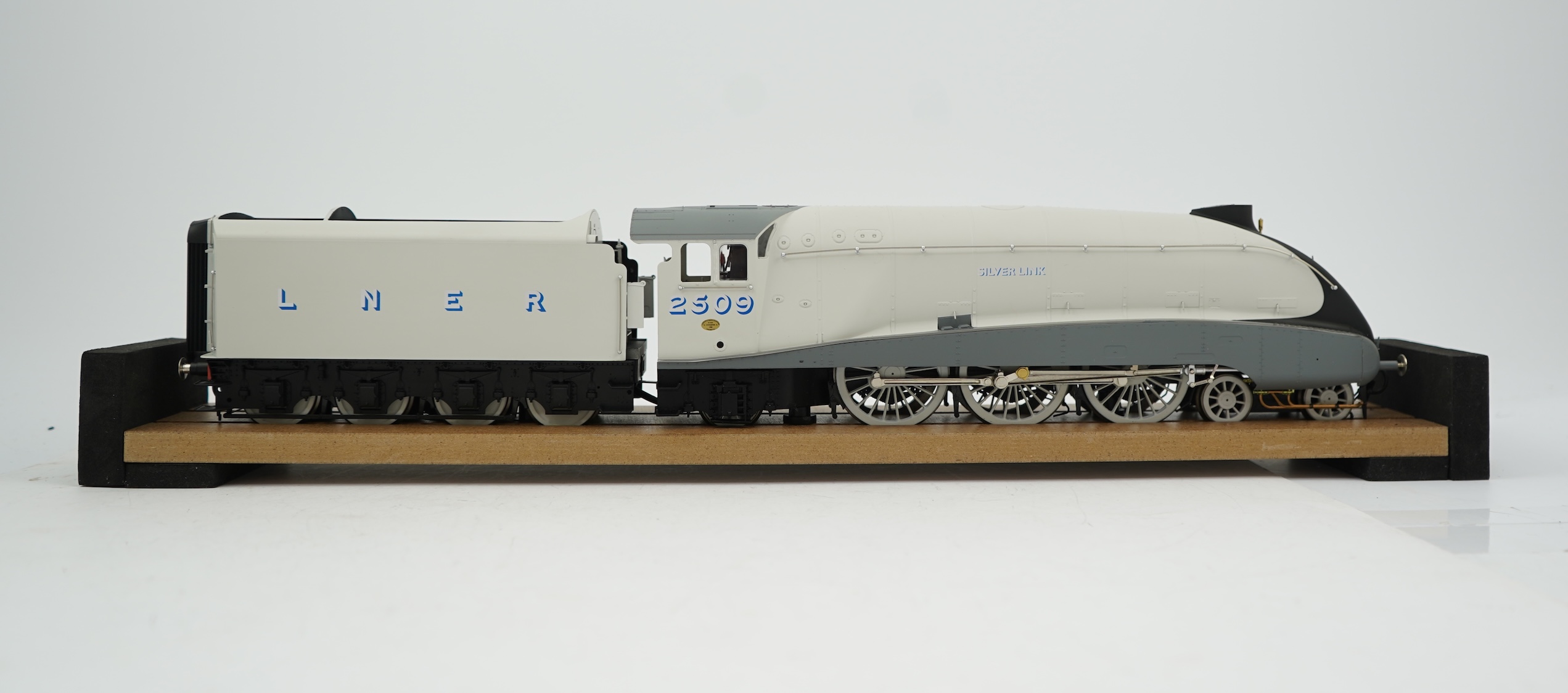 A boxed 0 Gauge Hattons Originals (H7-A4-001) model of LNER Class A4, Silver Link 2509, 4-6-2 tender locomotive, powered for two rail operation, with detailing elements and instruction manual.